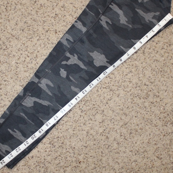 PreLoved Athleta 7/8 Ultimate Camo Leggings in Black/Gray in Sz(S) - Picture 9 of 9